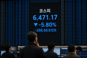 코스피 6471.17과 5.80% 하락이 표시된 증권거래소 전광판